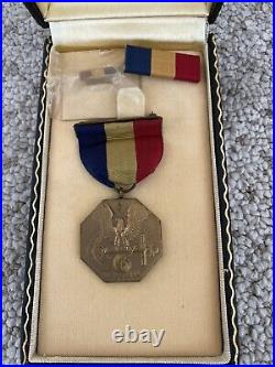 WWII Wrap Brooch Navy & Marine Corps Medal With Box, Ribbon & Lapel